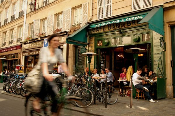 sidewalk-cafe-and-cyclist